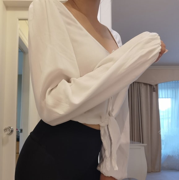 COPY - 🔥4 for 25🔥H&m puff sleeves front tie - Picture 2 of 2